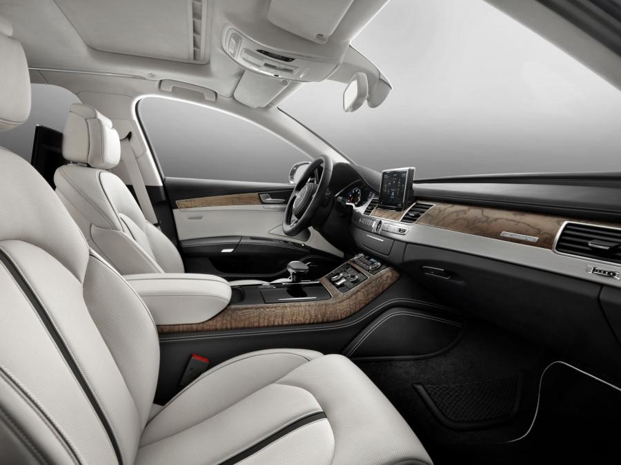 Интерьер Audi A8 L W12 Quattro Exclusive (D4) 2014 года  (фото 3 из 5)